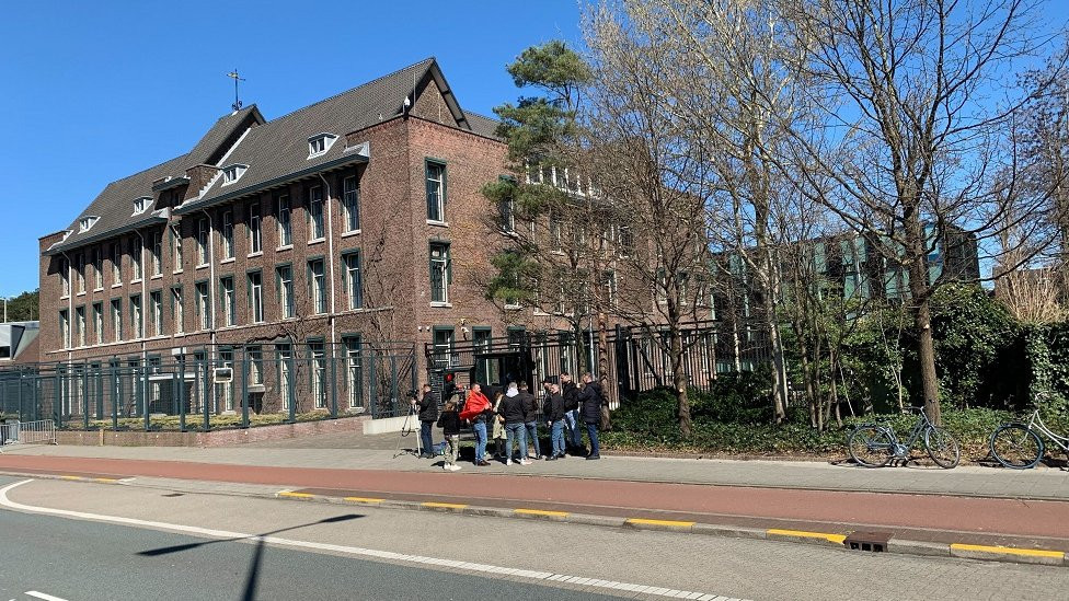 Sud se nalazi u Međunarodnoj zoni i unutra nije dozvoljeno fotografisanje