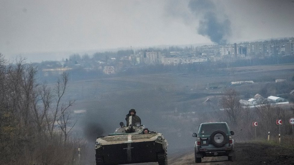 Ukrajinski vojnici voze se borbenim vozilom pešadije BMP-1, dok se nastavlja napad Rusije na Ukrajinu na liniji fronta