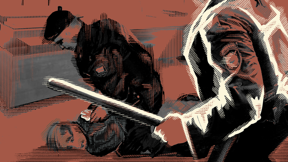 Ilustracija kako ruske snage bezbednosti nasilno privode osobu