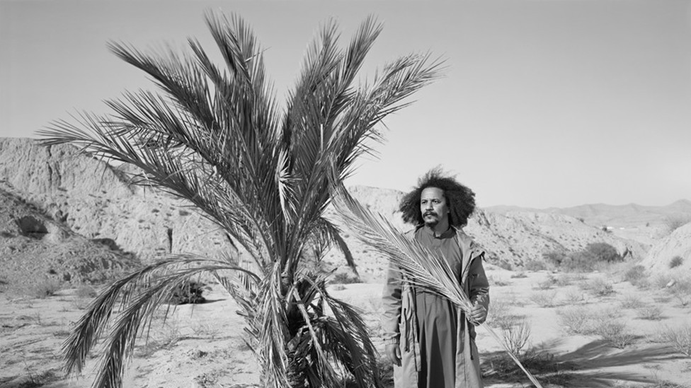 Portret čoveka koji drži deo trske