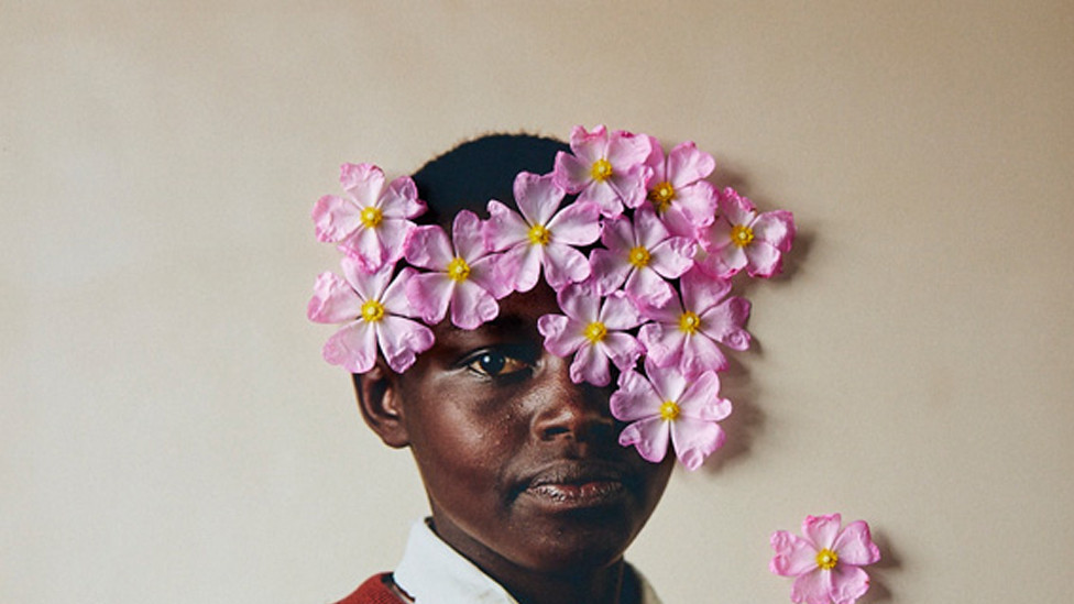 Portret devojčice iz Kenije sa cvećem na fotografiji