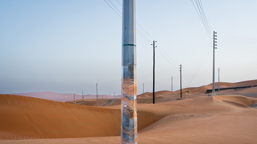 Telegrafski stub u pustinjskom pesku
