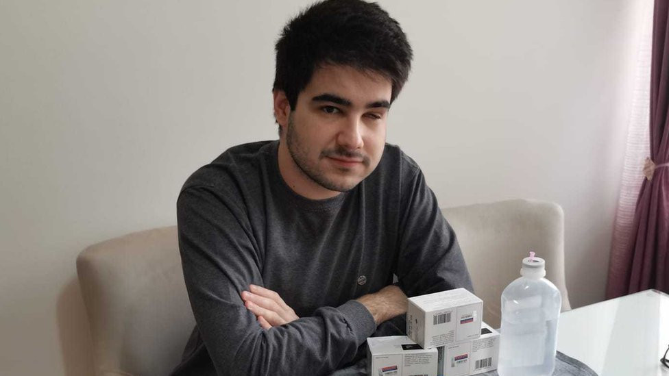 Aleksandar Blagojević sa lekovima