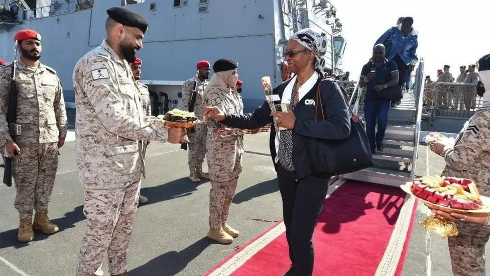 Saudijska Arabija dočekuje evakuisane građane uz ruže i slatkiše