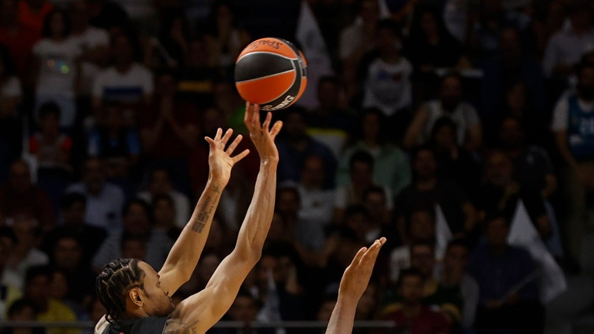 Kevin Panter šutira za pobedu Partizana nad Realom