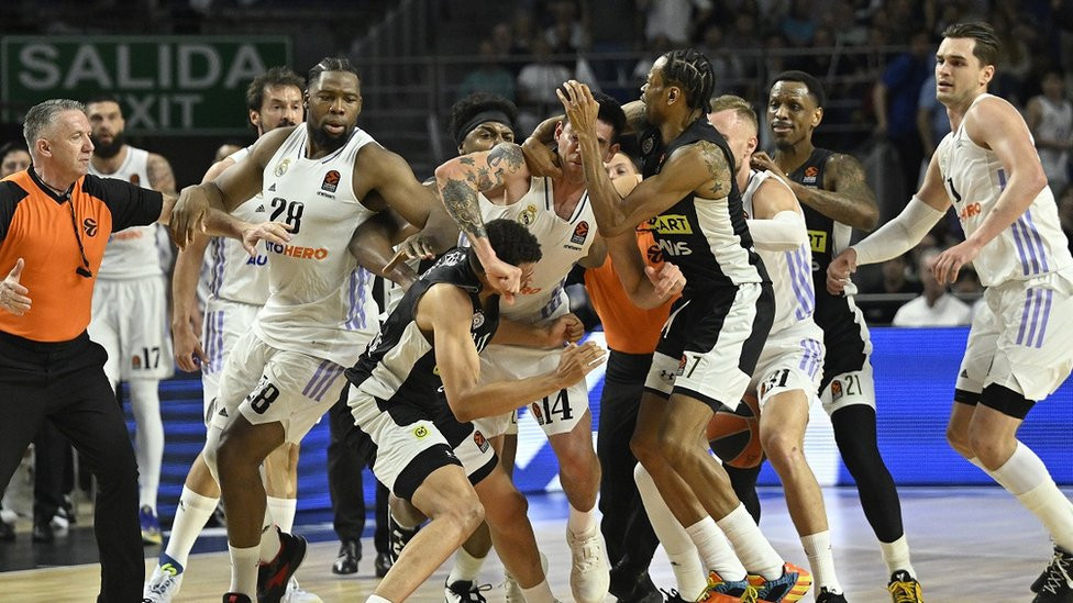 Igrač Reala Jabusele nasrće na Dantea Egzuma iz Partizana