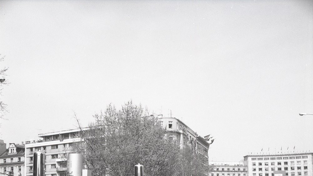 Neki od natpisa na ovim platformama su bili: „Litostroj - mi proizvodimoopremu za hidroelektrane", „Jugoturbina - dajemo savremenu opremu za termoelektrane" i „Tomos - proizvešćemo uovoj godini 61.000 komada, u 1965. godini 120.000 komada"