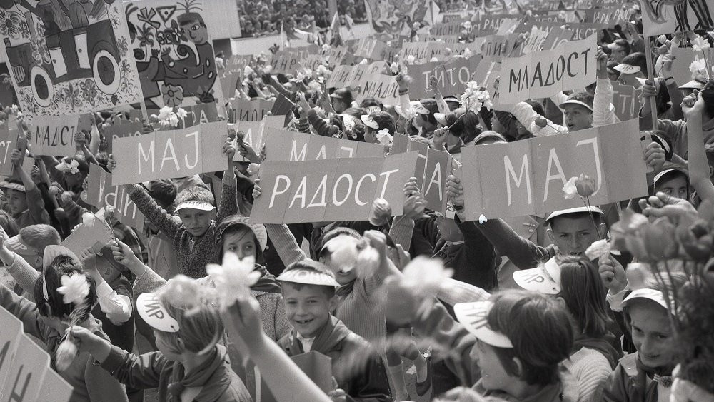 Deca na prvomajskoj paradi