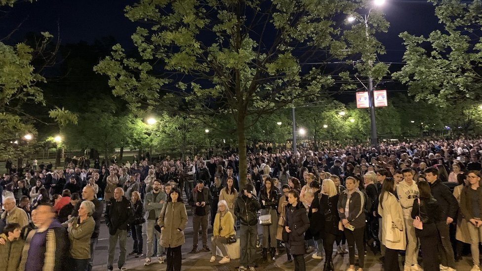 Okupljeni ispred Ministarstva prosvete