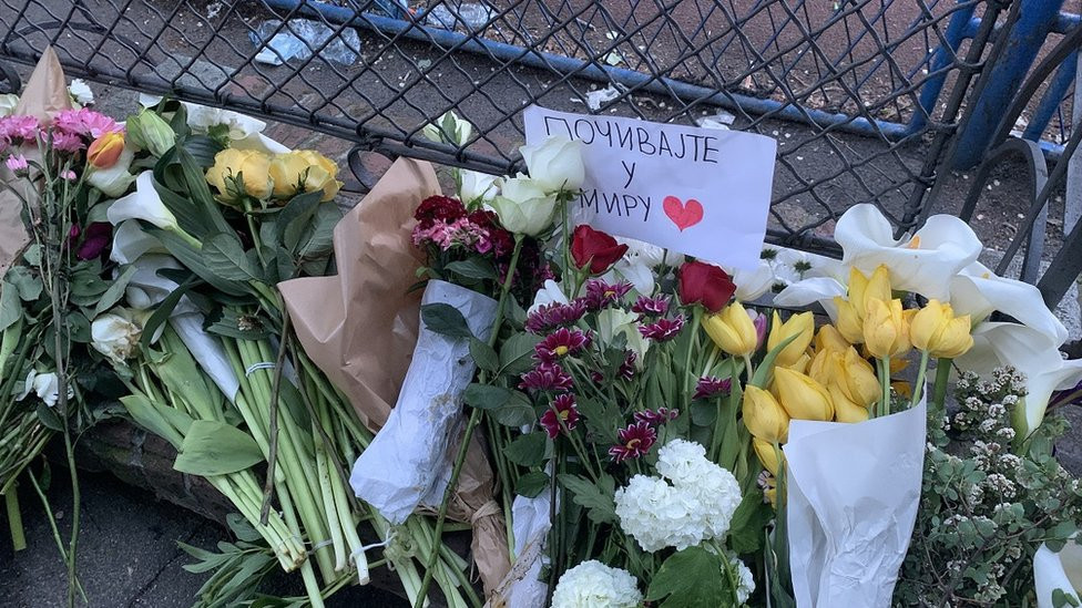 Poruke na ogradi škole