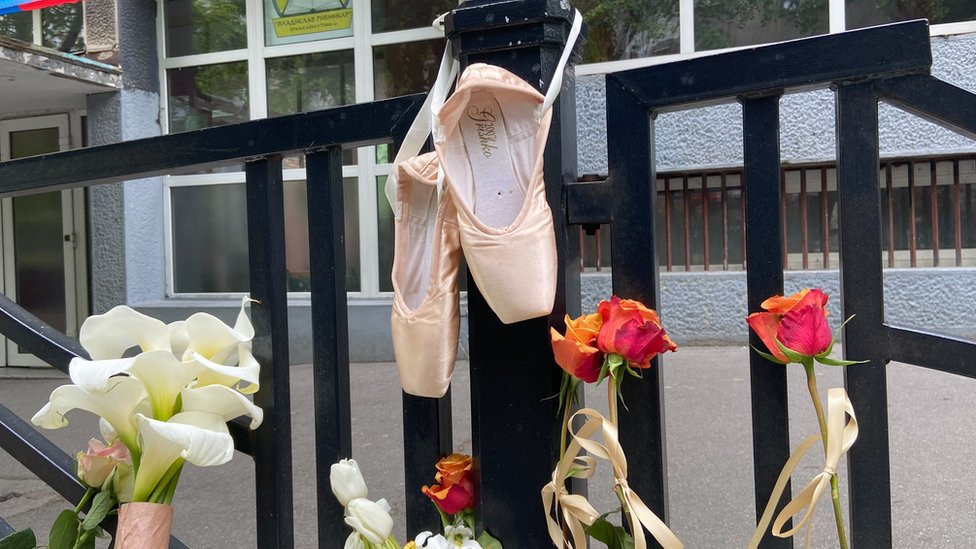 Ispred škole Vladislav Ribnikar