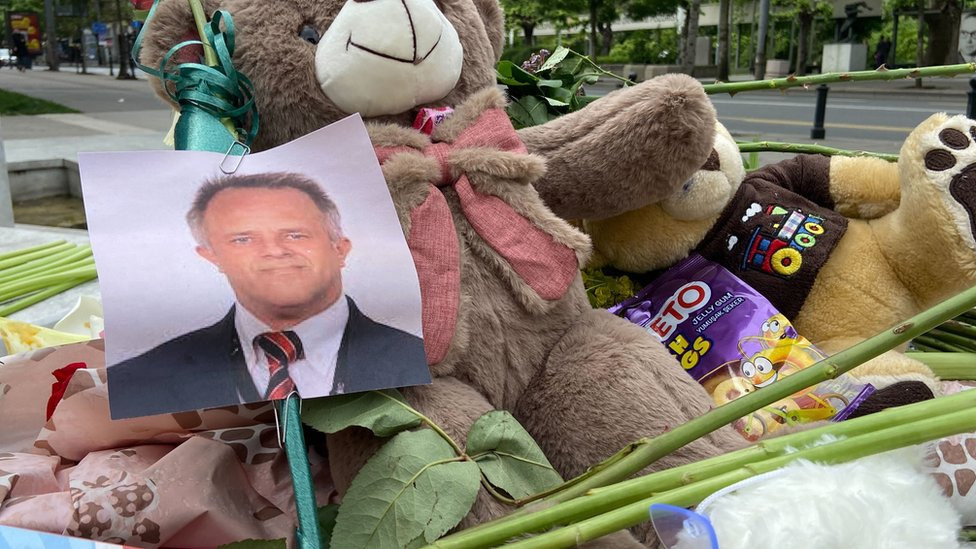 Ispred škole Vladislav Ribnikar