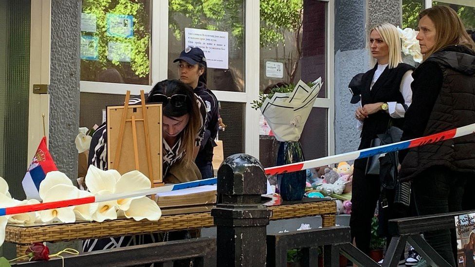 Upisivanje u knjigu žalosti ispred škole „Vladislav Ribnikar"