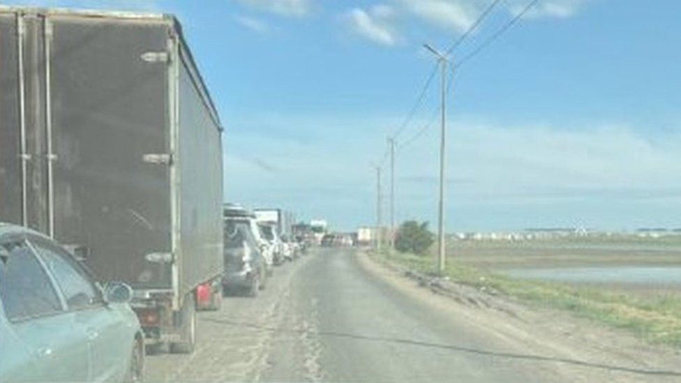 Gradonačelnik Melitopolja Ivan Fedorov objavio je u subotu uveče fotografije kolona vozila koja napuštaju Enerhodar u blizini elektrane