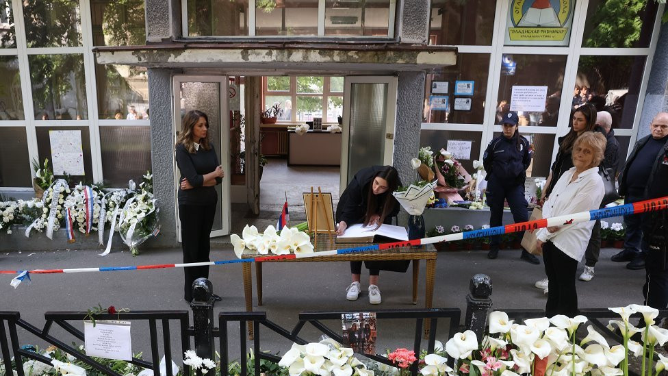 Knjiga žalosti ispred Ribnikara