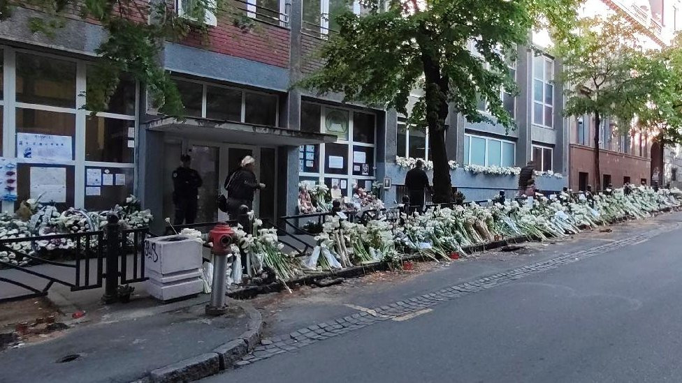 cveće ispred škole