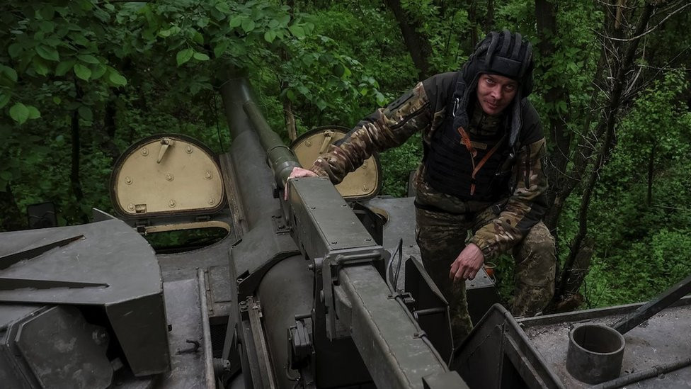 ukrajinski vojnik u samohodnoj haubici