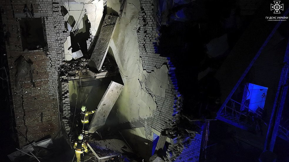 Spasioci pretražuju ruševine tržnog centra u Nikolajevu nakon ruskog raketnog napada 16. maja