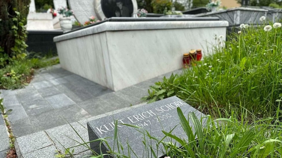 Američki novinar Kurt Šork je tražio da se deo pepela sahrani u Americi, a deo kod Boška i Admire. U Sarajevu postoji i ulica koja nosi njegovo ime