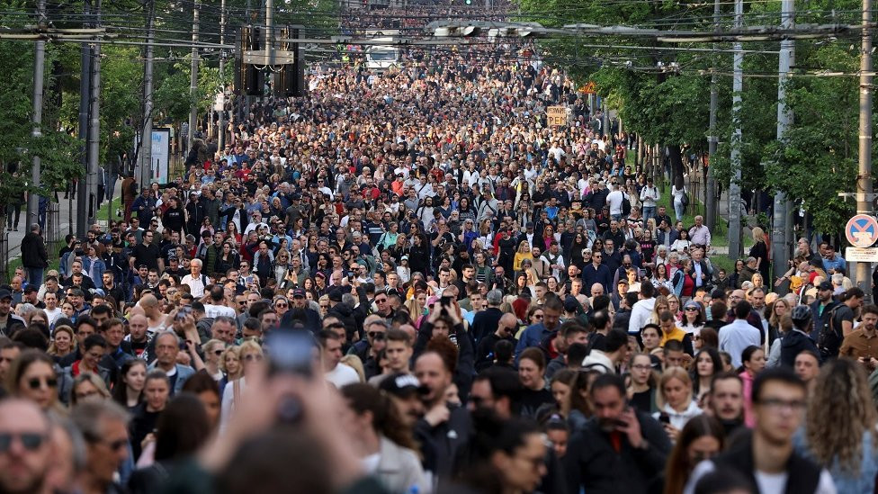Kolona ljudi u Ulici kneza Miloša