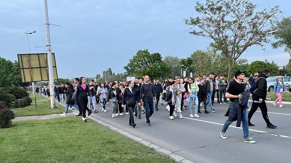 Demonstranti koji su prešli Gazelu i sišli na novobeogradsku stranu obale Save