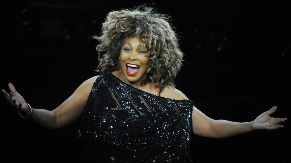 Tina Tarner u crnoj haljini
