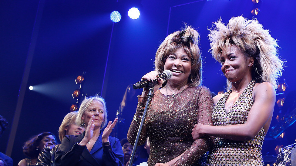 Tina Tarner i Edrijen Voren govore na prvoj večeri "Tina - The Tina Turner Musical" u Njujorku