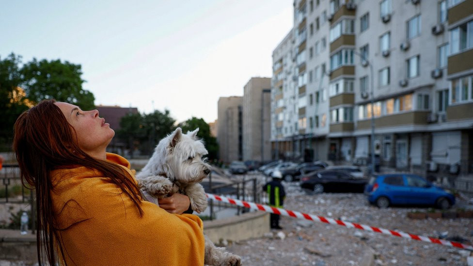 žena sa psom u Kijevu