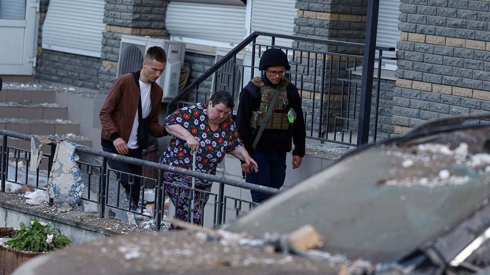 izvode ženu iz skloništa