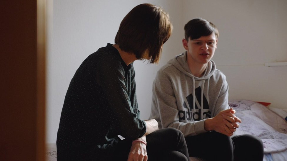 Sara Rejnsfrod priča sa Sašom Sarah Rainsford speaking to Sasha