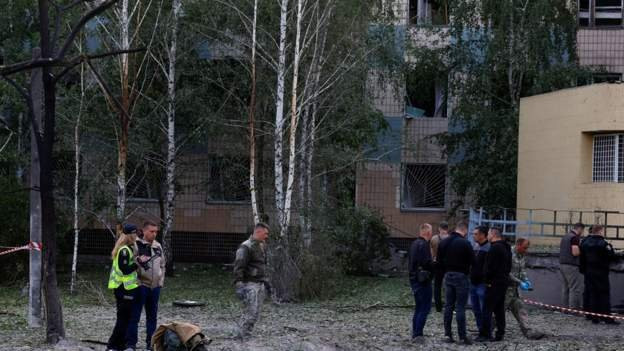 Službenici blizu kratera u krugu klinike