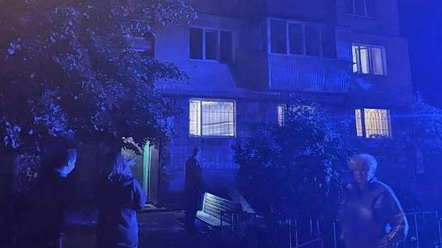 Stanovnici Kijeva ispred zgrade