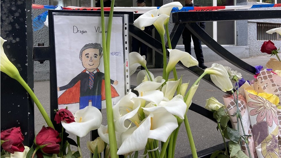 Crtež Dragana Vlahovića sa plaštom superheroja