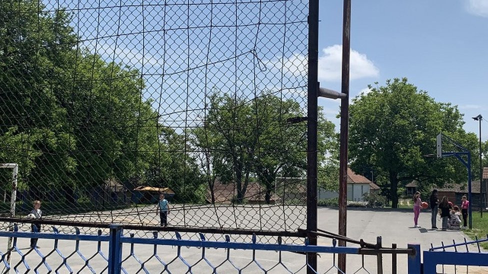 Deca se igraju u školskom dvorištu u Duboni