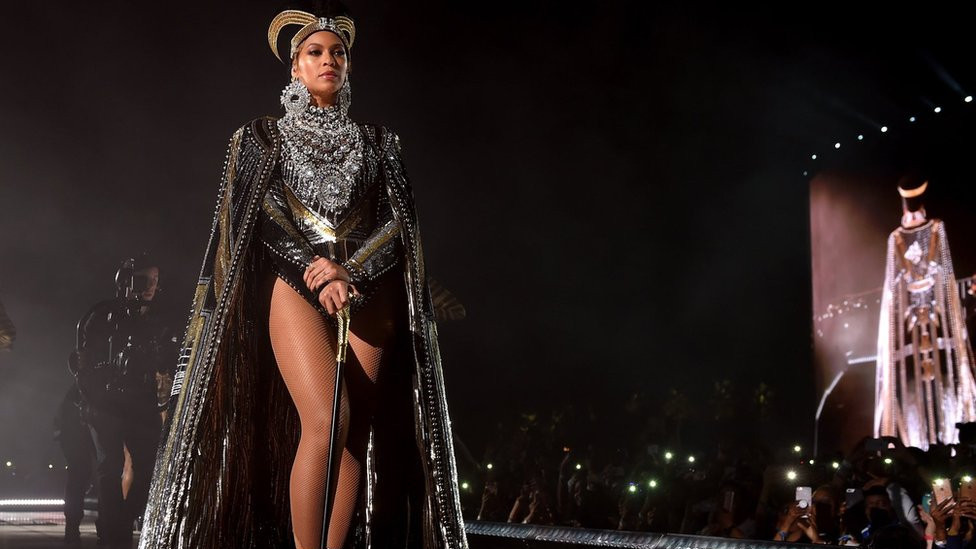 Bijonse je nosila kostim inspirisan egipatskom kraljicom Nefretiti na Koačela festivalu 2018. godine