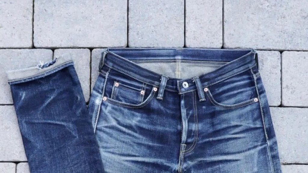 Slike iznošenih farmerki šalju se na takmičenje Indigo invitejšenel, na kom učesnici nose jedne te iste farmerke godinu dana