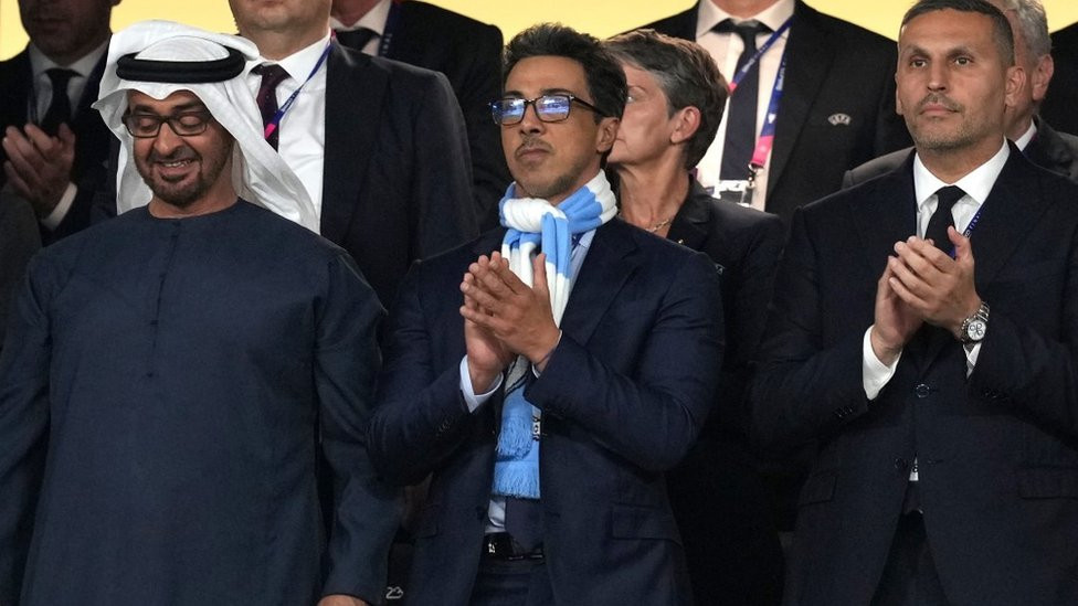 Muhamed bin Zajed i vlasnik Mančester Sitija, šeik Mansur (sa plavo-belim šalom)