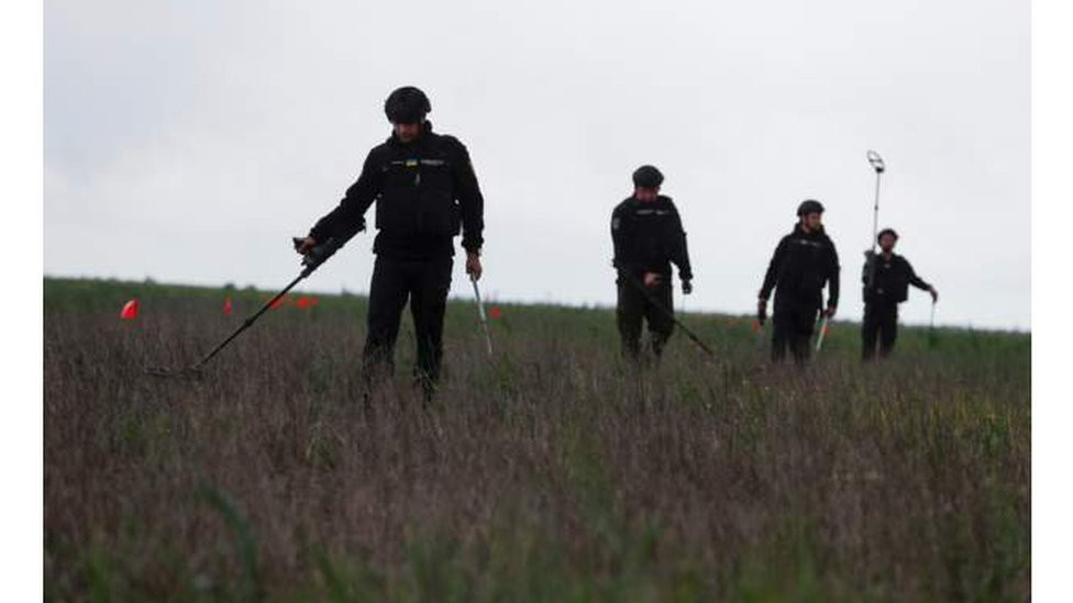 Ukrajinske snage bezbednosti pregledaju ponovo osvojeno područje na mine i neeksplodirane granate