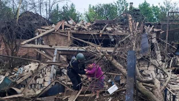 Policajac pomaže ženi u Kostjantinovki