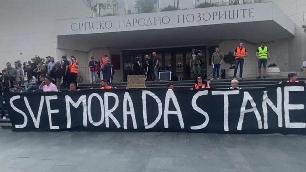 Transparent na protestu u Novom Sadu