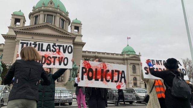 Protest ispred skupštine, na slici transparenti na kojima piše "Tužilaštvo" i "Policija"