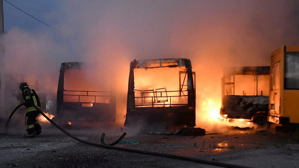 Vatrogaski gase vatru posle napada