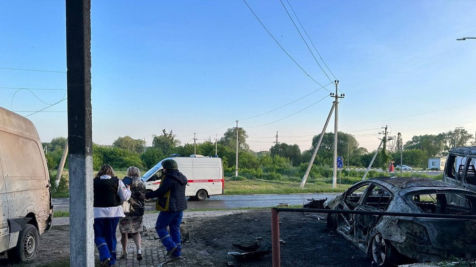 Uništena vozila posle granatiranja u gradu Šebekino, u Belgorodskoj oblasti