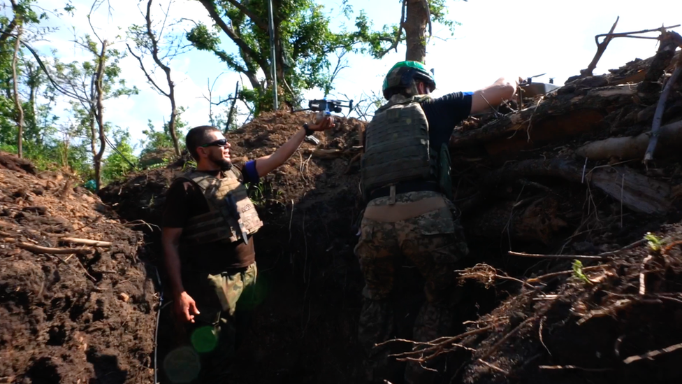 Ukrajinske snage lansiraju dronove da bi bacale dimne bombe blizu ruskih položaja