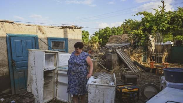 Stanovnica sela Vasiljevka u oblasti Nikolajev u blizini kuće uništene poplavom