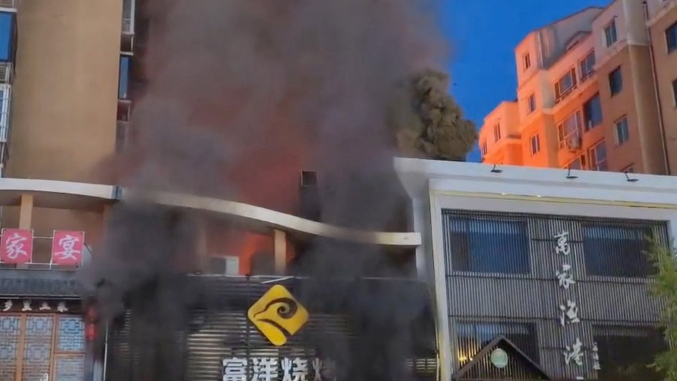 Gori zgrada Fujang roštilj restorana