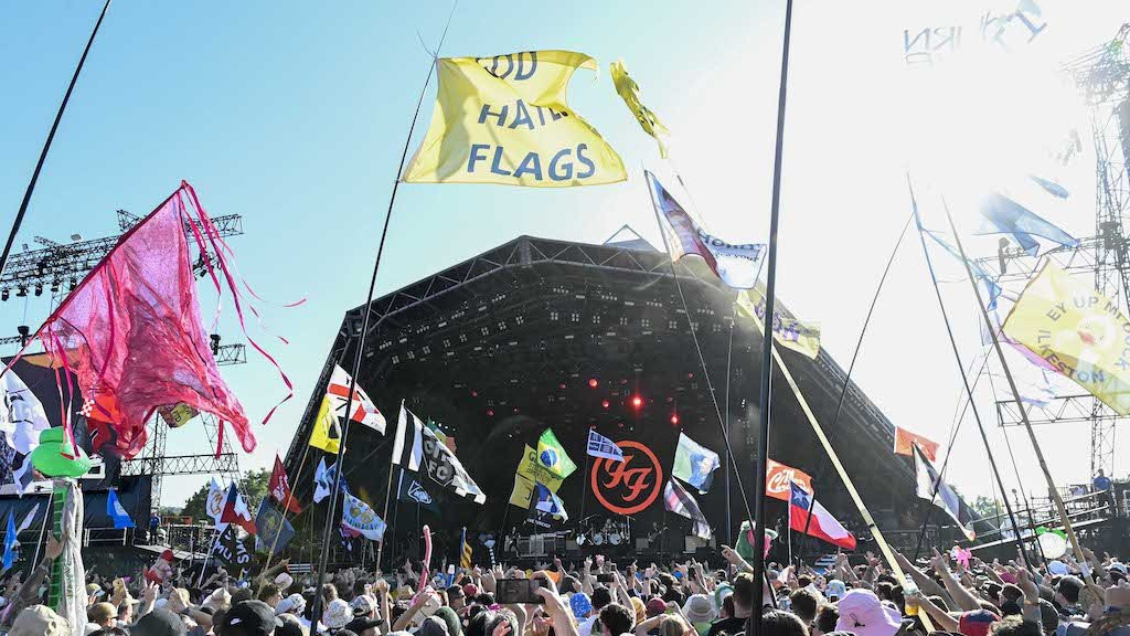 Publika na nastupu benda Foo Fighters