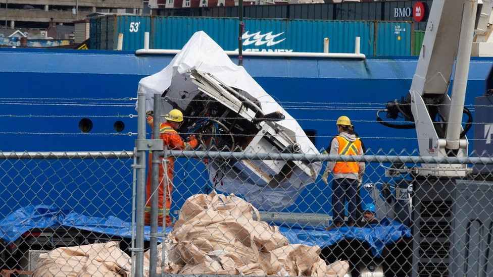 Žice jednog velikog metalnog komada podmornice Titan