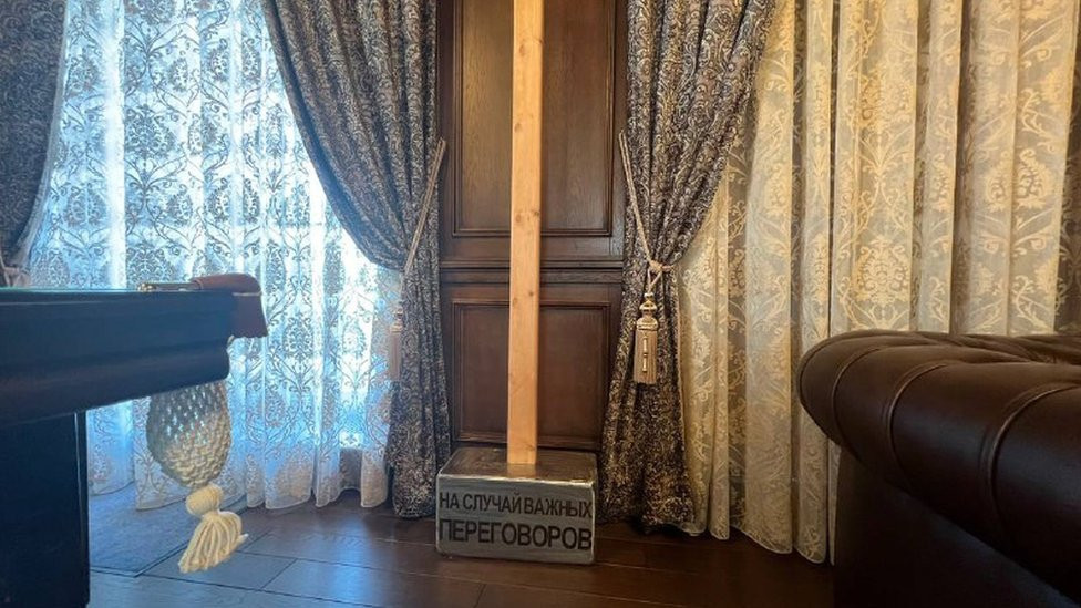 Na malju piše: „Upotrebiti u slučaju važnih pregovora"