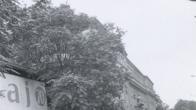 Suđenje hrvatskom teroristi privuklo je veliku pažnju o čemu svedoči i ova fotografija ispred zgrade suda u trenutku kada Hrkaća izvode napolje, posle prve izrečene smrtne kazne na jesen 1969.